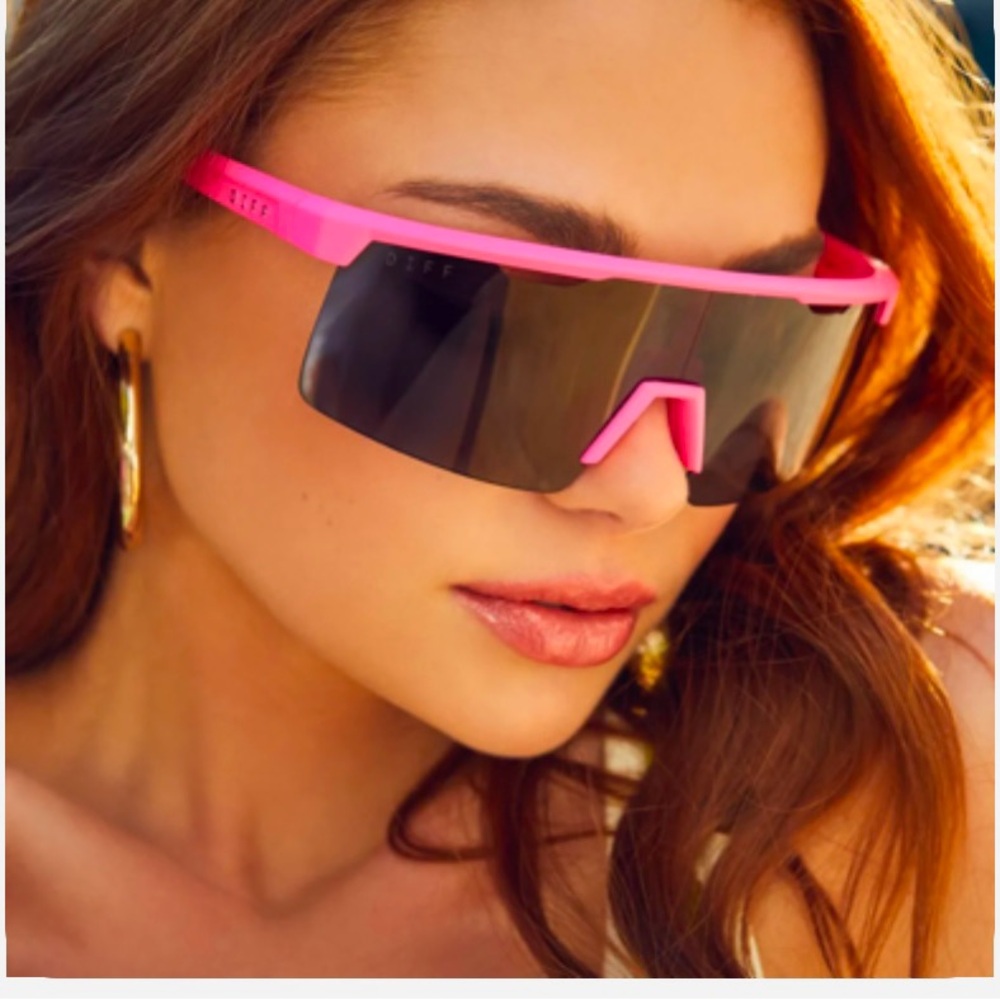 DIFF- LUKA - NEON PINK + DARK SMOKE POLARIZED SUNGLASSES